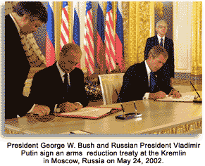 George W. Bush and Vladimir Putin sign treaty